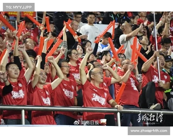 球迷激情四溢，现场气氛火爆，展现联赛独特魅力